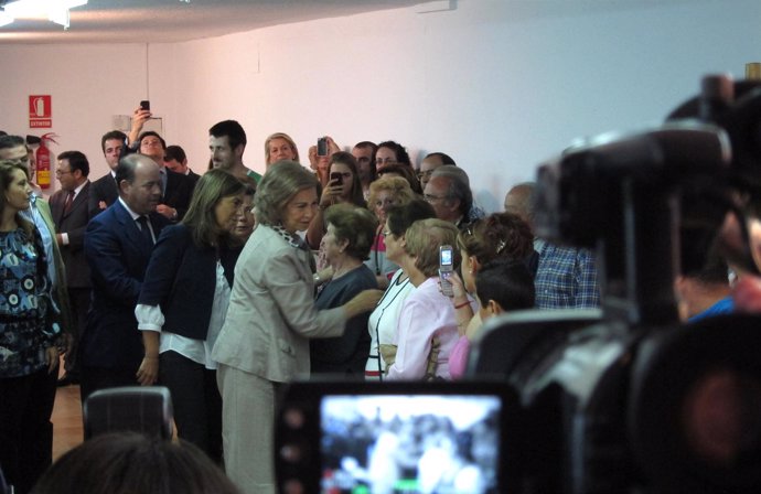 La Reina doña Sofía saluda a los afectados por el temporal en Málaga