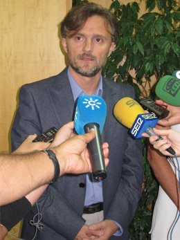 José Fiscal, ante los medios. 