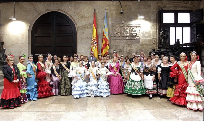 Fabra Con Representantes De Las Casas Regionales De La Comunitat
