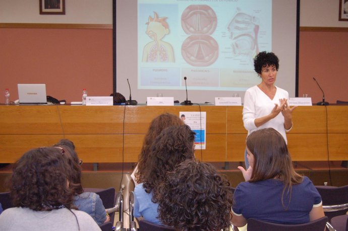 Nina Imparte Un Curso De Entrenamiento De La Voz En La CEU-UCH