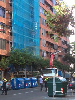 Operarios trabajan en el desmontaje del andamio del edificio de San Antón