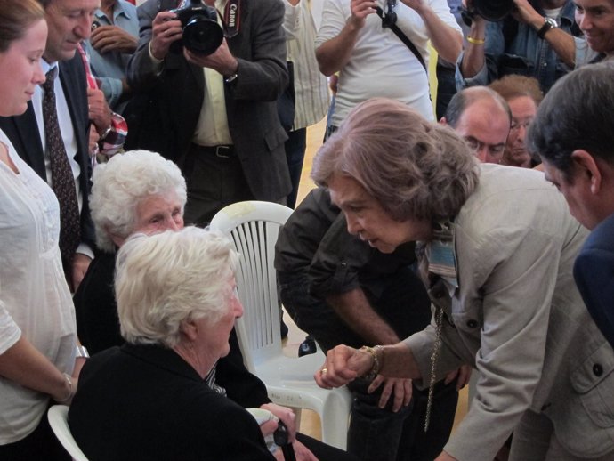 La Reina doña Sofia habla con la esposa del ciudadano belga de 90 años fallecido