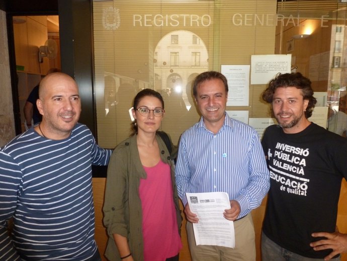 Miembros de la coalición Compromís registran una solicitud al pleno de Alicante