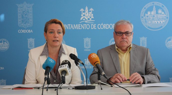 Los Concejales Del PSOE Inmaculada Durán Y Emilio Aumente En Rueda De Prensa