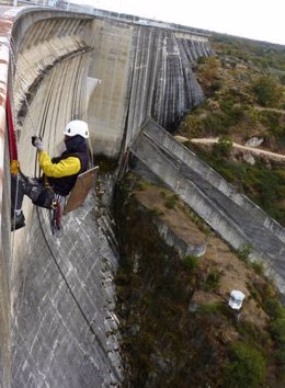 Colocación de la estructura para halcones en la presa de Almendra