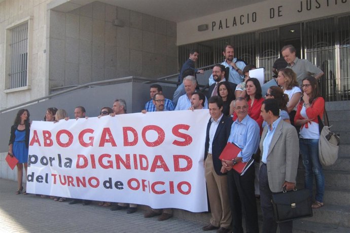 Concentración En Huelva De Los Abogados Del Turno De Oficio.