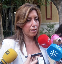 La consejera de la Presidencia e Igualdad, Susana Díaz, atiende a los medios