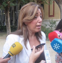 Susana Díaz atiende a los medios