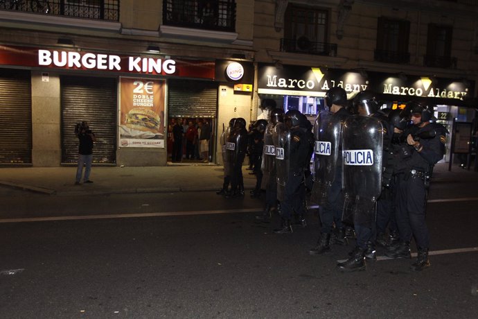 Enfrentamientos ante el Congreso entre manifestantes del 25S y policía