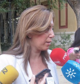 Susana Díaz atiende a los medios