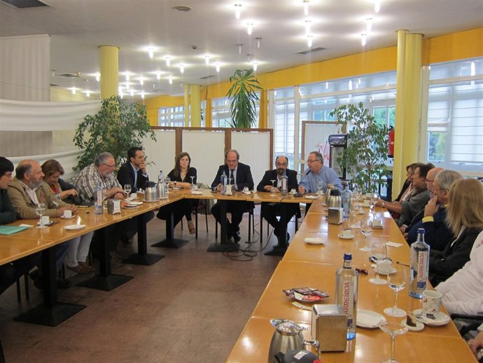 El Exministro Ánguel Gabilondo En Su Encuentro Con Miembros Del Sector Educativo