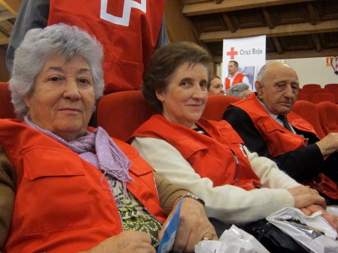 Tres voluntarios de Cruz Roja durante el homenaje