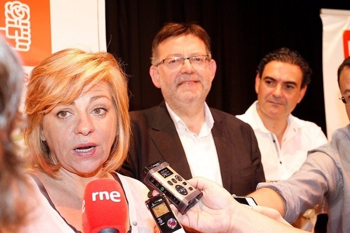 Elena Valenciano Atiende A Los Periodistas Acompañada Por Ximo Puig.
