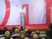 Rubalcaba critica que Feijóo prometa bajar impuestos "al lado de Rajoy" y les pide "la verdad, por una vez"