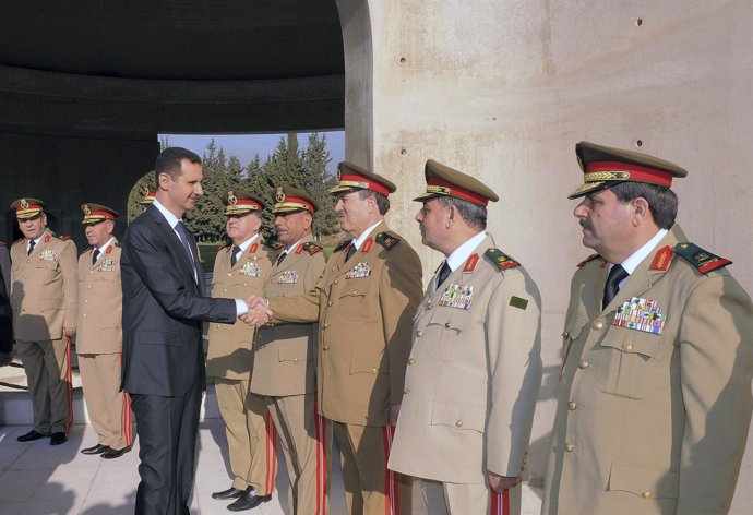 Bashar al-Assad con su cúpula militar