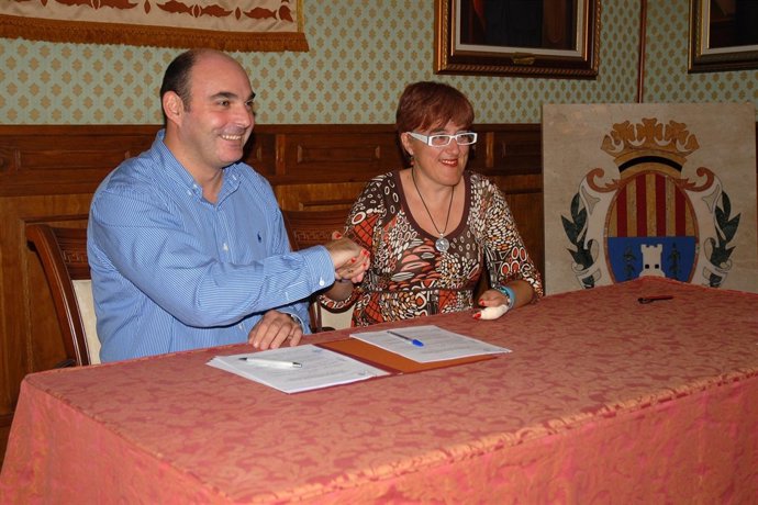 El alcalde de Alcañiz, Juan Carlos Gracia, y Rosario Serrano, de APAPBA