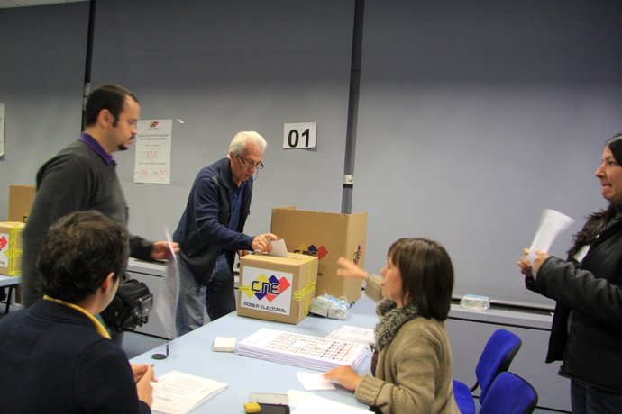 Ciudadanos venezolanos votando en España