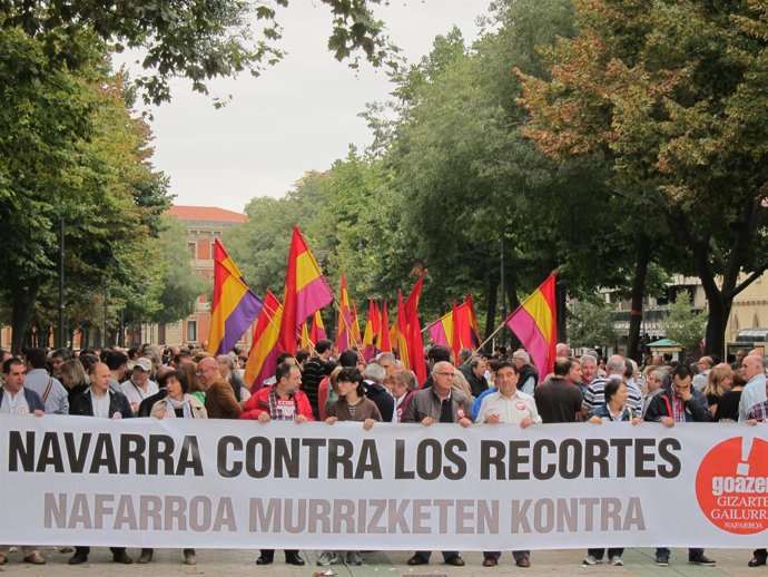 Concentración de la Cumbre Social de Navarra para rechazar los PGE para 2013.