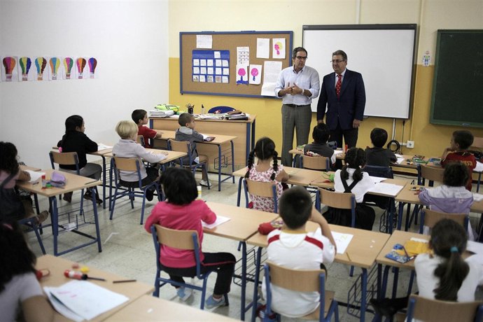 El alcalde de Sevilla Juan Ignacio Zoido durante su visita al colegio público