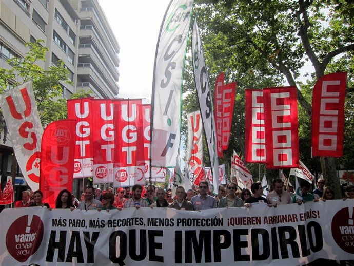 Portavoces sindicales portan la pancarta con el lema de la manifestación