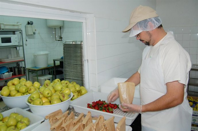 cocinero cocina comedor escolar frutas