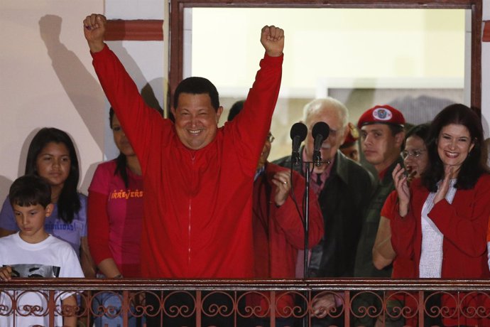 Presidente de Venezuela, Hugo Chavez, celebra su victoria electoral