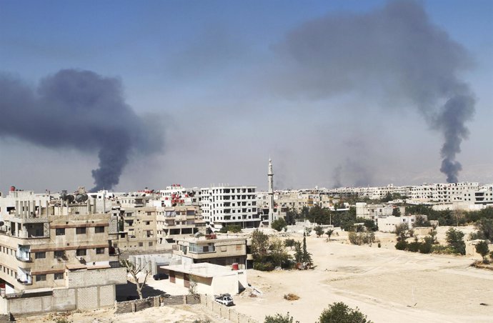 Columnas de humo en los suburbios de Damasco