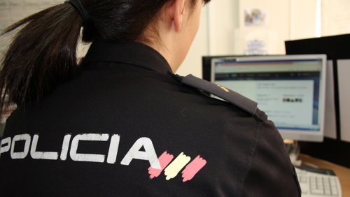 Policía Frente A Un Ordenador 