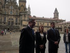 La ministra Ana Pastor, entre el alcalde de Santiago y el delegado del Gobierno