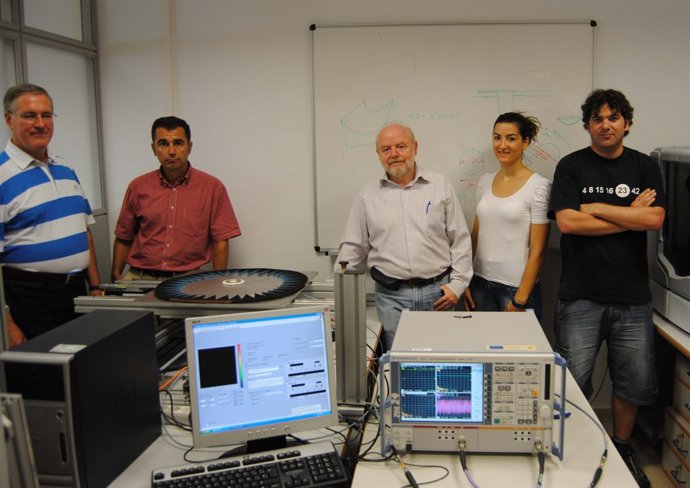 Investigadores Del Grupo De Fenómenos Ondulatorios De La UPV