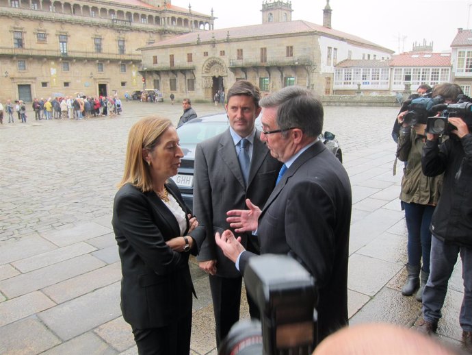 La ministra de Fomento, Ana Pastor, habla con el alcalde compostelano