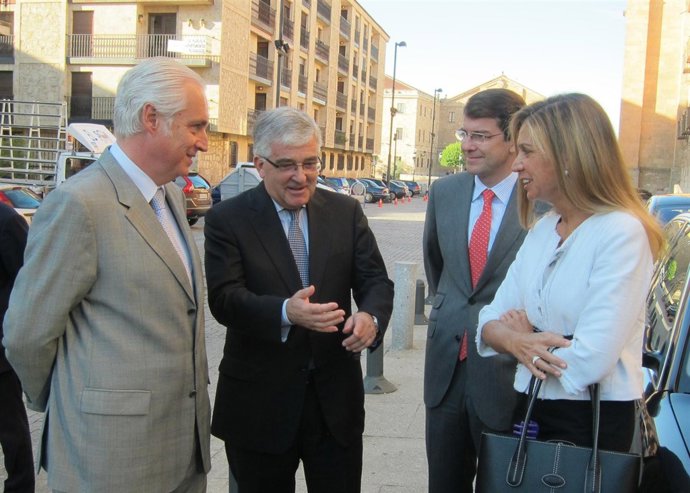 Gonzalo Moliner (segundo por la izquierda), en Salamanca