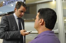 El portavoz del Gobierno de Aragón, Roberto Bermúdez de Castro, y Javier Allué.