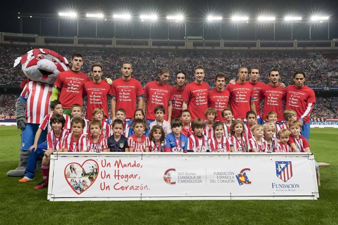 Los jugadores del Atlético de Madrid posando con la camiseta de FEC