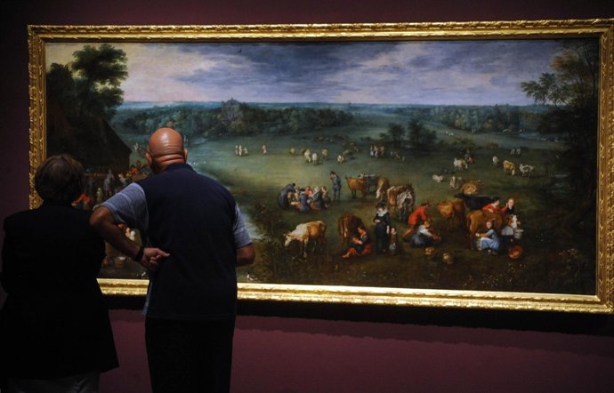 Un Hombre Contempla Un Lienzo De La Muestra En El Centro Del Carmen