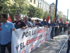 Cadena humana de trabajadores del metal en Sevilla