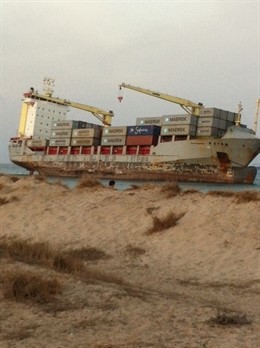Dunas De El Saler Con Uno De Los Buques Encallados Al Fondo