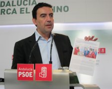 El Vicesecretario General Del PSOE-A, Mario Jiménez, Enseña Un Recorte D Prensa 
