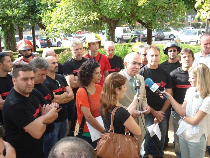 Moreno Brenes, junto a concejales de IU y agentes de bomberos
