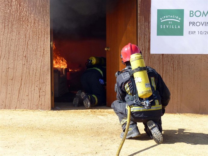 Un bombero en acción.