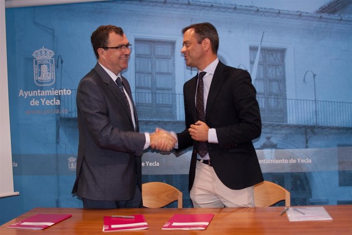 Firma del convenio Yecla 'Municipio Emprendedor'