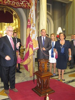 Calabuig, Portador De La Senyera Este Año, Entre Barberá Y Ramón Isidro Sanchis