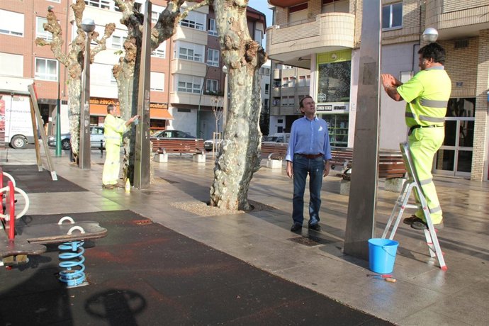 El servicio de limpieza elimina carteles y pegatinas