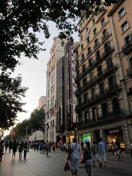 Portal De L'àngel De Barcelona, con el edificio de Telefónica al final