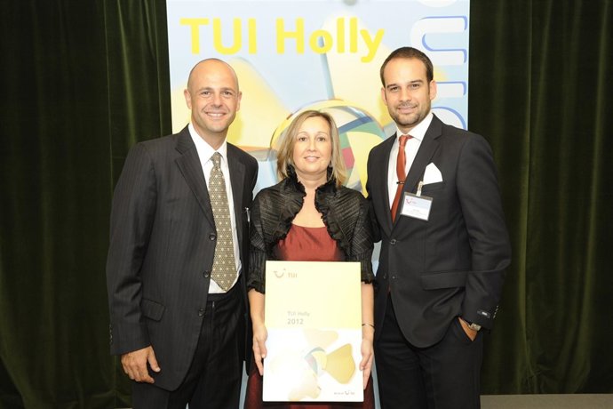 Representantes de Lopesan recibien el premio de TUI Holly