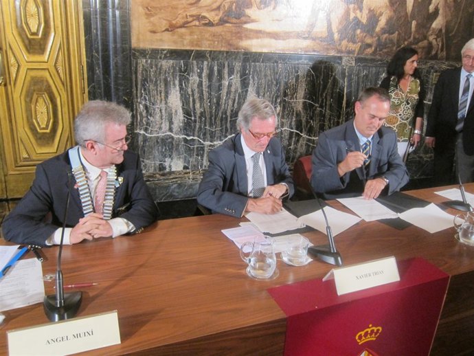 Firma del convenio del Royary Club para repartir comidas sociales en Barcelona
