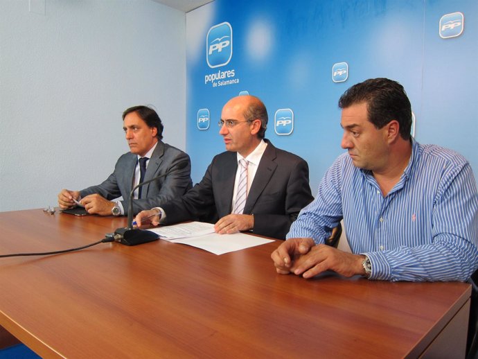 Javier Iglesias (centro) en la rueda de prensa antes del Comité Ejecutivo del PP