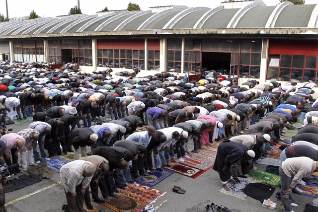Musulmanes Rezando En Francia