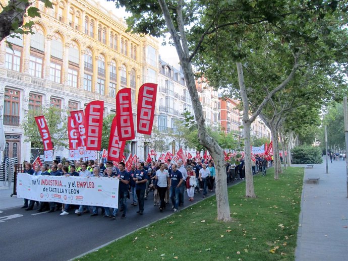 La Manifestación Avanza Por La Acera Recoletos De Valladolid