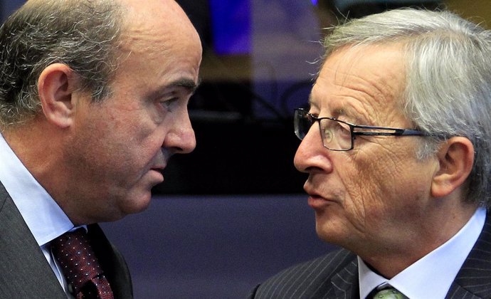 Luis de Guindos y Jean-Claude Juncker durante el Eurogrupo